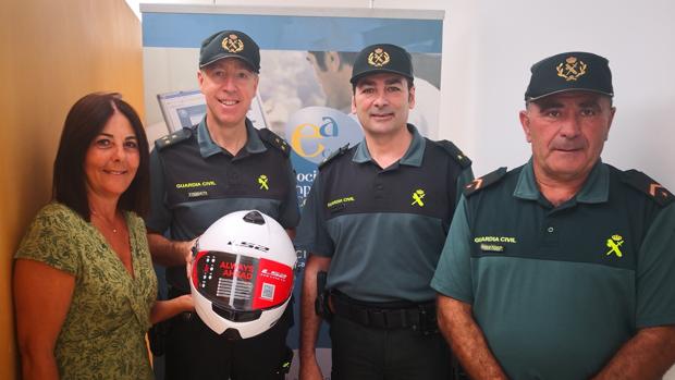 Los empresario han costeado los cascos para los guardias civiles.