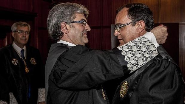 El ex presidente recibiendo la Cruz Distinguida de la Orden de San Raimundo de Peñafort en 2012.