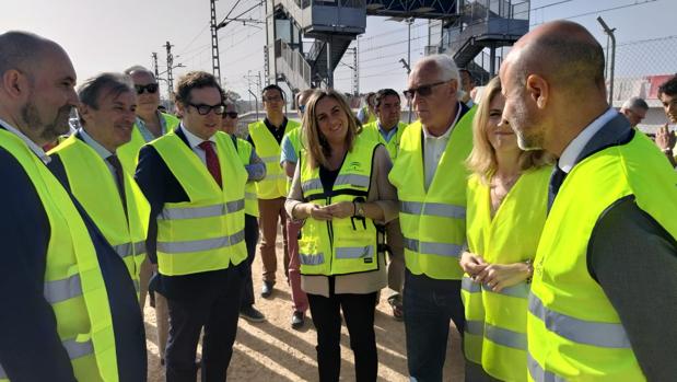 La consejero de Fomento Marifrán Carazo se ha reunido con responsables de Renfe y Adif para seguir la evolución de las obras del Tranvía Bahía de Cádiz.
