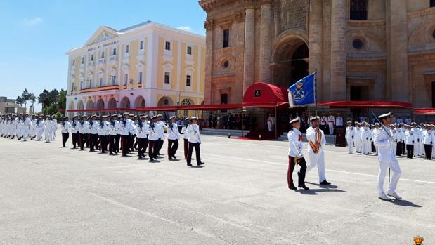 Desfile de la Fuerza en la Escuela de Suboficiales.