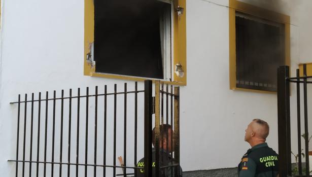 Los agentes observan la ventana, una vez que terminaron el rescate.