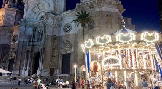 El carrusel para niños situado en la Plaza de la Catedral.