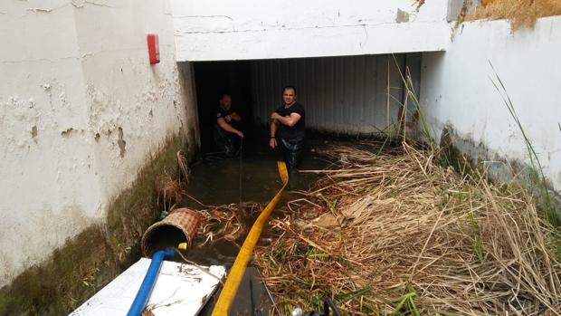 Bomberos aspirando desde el parking el agua empleada para sofocar el incendio