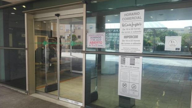 Las grandes superficies comenzarán a abrir los domingos a raíz de la tramitación.