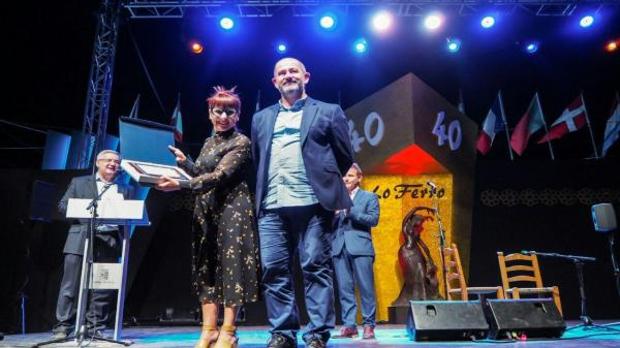 La concejala recibe la Medalla de Oro del Festival Internacional de Cante Flamenco de Lo Ferro.