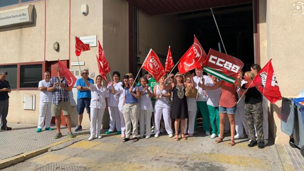Los trabajadores de la lavandería del SAS en Cádiz, contra el cierre de centros