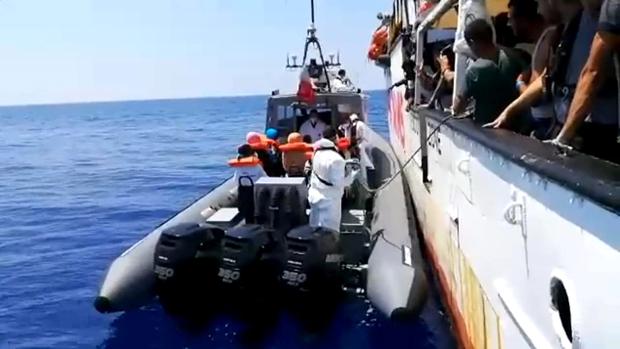 Momento en que varios inmigrantes son evacuados desde el barco de la ONG española Open Arms.