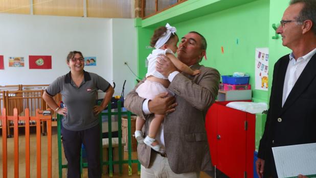 El delegado de Educación, Miguel Andréu, en la Escuela Infantil Virgen de la Palma, donde ha inaugurado el curso.