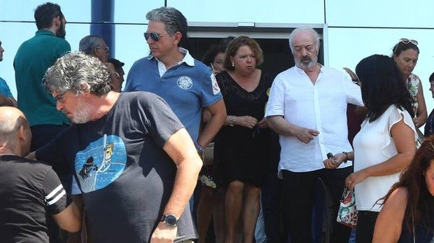 El tanatorio se quedó pequeño para despedir a Manolo Santander
