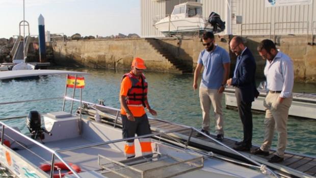 Germán Beardo, alcalde de El Puerto de Santa María, supervisa la nueva embarcación