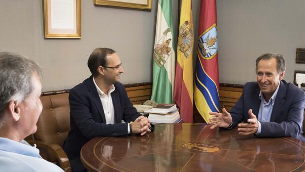 Víctor Mora (izq) y José María Román (der) durante la reunión.