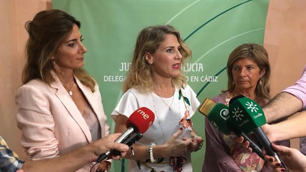 La delegada de la Junta en Cádiz, Ana Mestre; la secretaria general de Familias, Ana Mata; y la delegada territorial de Salud y Familias, Isabel Paredes.