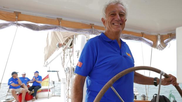 Pepe Sola, el capitán del Pros, al mando del timón.