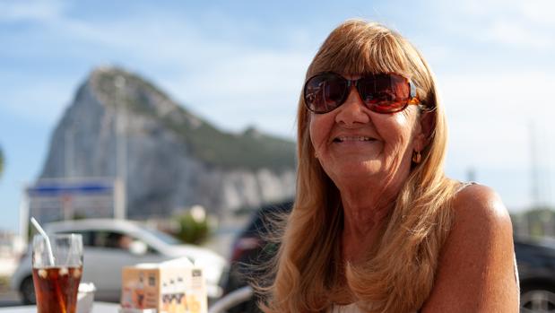 Kristina Long, en una terraza con el Peñón al fondo