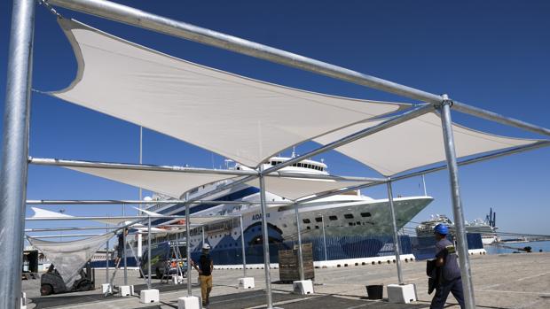 Ya han comenzado a instalarse las primeras zonas de sombra en el interior del muelle.
