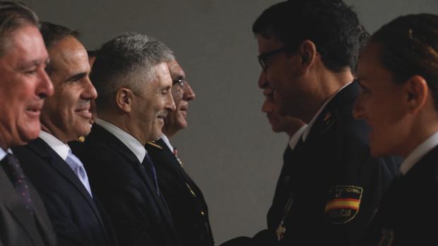 Momento de la entrega de las condecoraciones.
