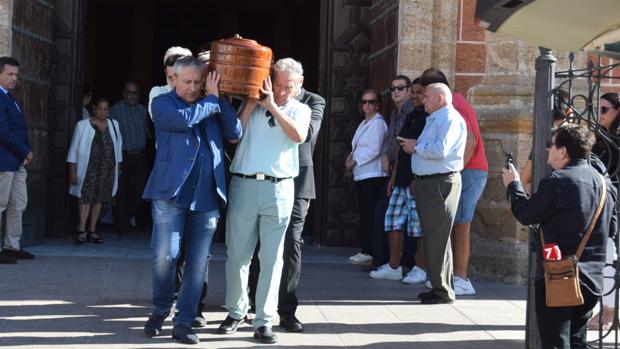 El féretro con los restos mortales de Pepe Oneto