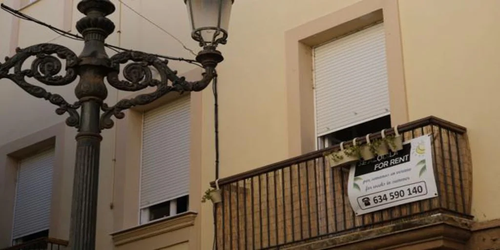 Uno de cada tres pisos turísticos en Cádiz se ha pasado al ...
