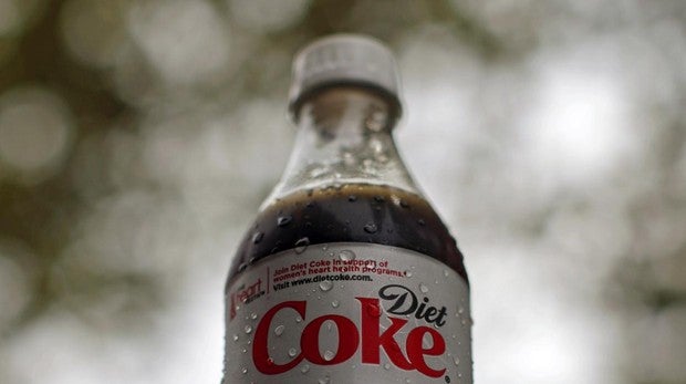 El consumo habitual de refrescos azucarados aumenta el peso y la obesidad