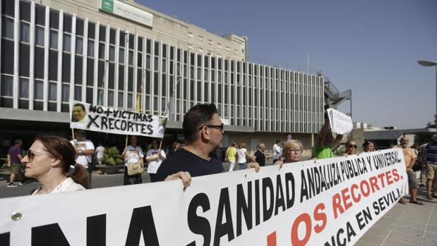 Manifestación a las puertas del hospital de Valme
