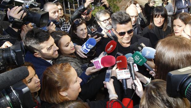 Alejandro Sanz, ante los periodistas, a su llegada al hotel Alfonso XIII de Sevilla