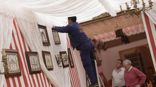 Montaje de una de las casetas de Feria