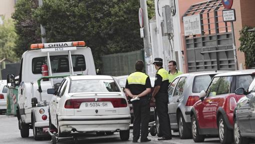 Un vehículo es retirado por la grúa en Sevilla