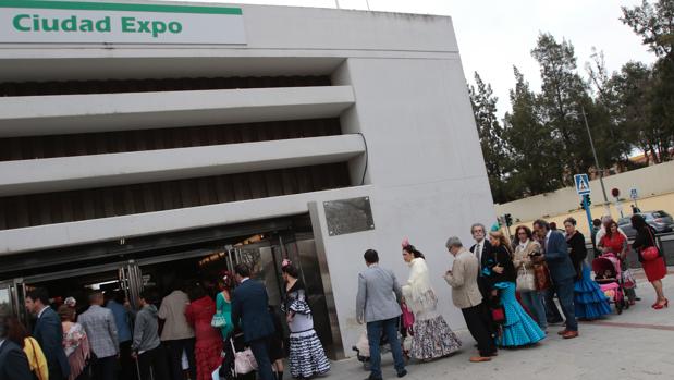 Usuarios hacen cola durante la pasada Feria en la parada de metro