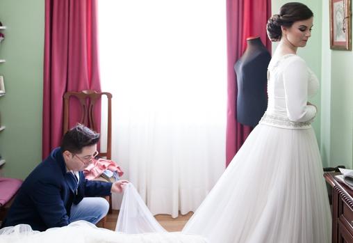 Miguel Reyes comenzó diseñando y produciendo complementos de novia. Más tarde se lanzó a diseñar trajes de novia, siendo Pepín Castilla su maestro