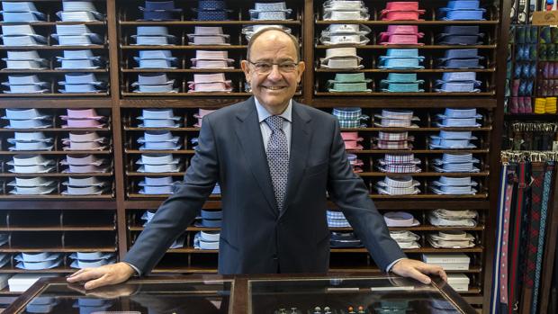 Tomás González, presidente de Aprocom y dueño de Noguel, una tienda tradicional que también cerrará