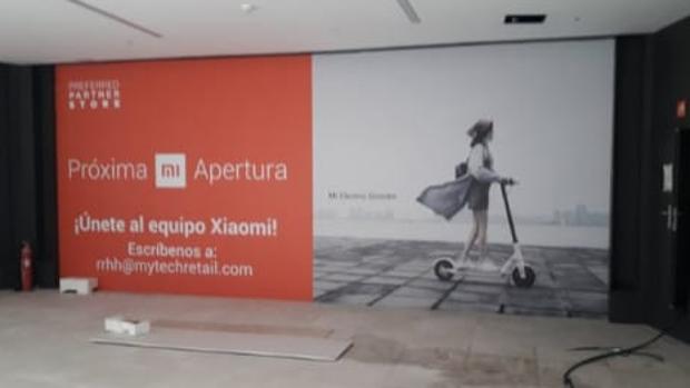 Lona que cubre lo que será la tienda de Xiaomi en el centro comercial Torre Sevilla