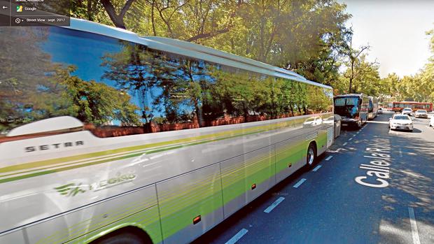Los autobuses turísticos estacionan en la calle La Rábida, junto a San Telmo