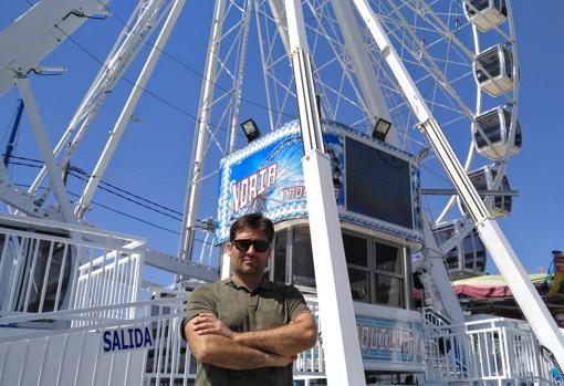 Fernando Berral sigue montando la noria en la feria, como hiciera su padre en el Prado