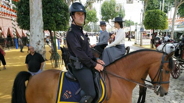 Javier Carpio, uno de los agentes de la Policía Nacional que vigilan el paseo a caballos