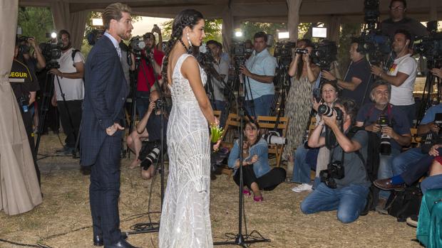 Sergio Ramos y Pilar Rubio atienden a la medios a las puertas de la finca «La Alegría»