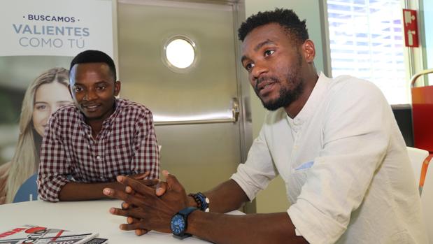 Jean Baptiste Sams, de Costa de Marfil, estudia Ingeniería; Sani Ladan, de Camerún, Relaciones Internacionales