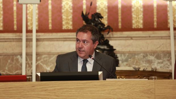 El alcalde de Sevilla, Juan Espadas, presidiendo un Pleno en el Ayuntamiento hispalense