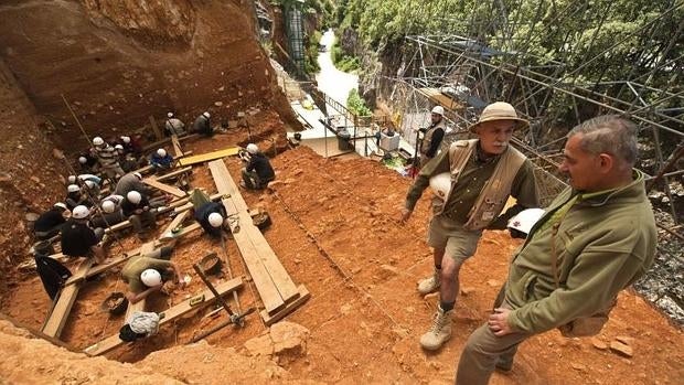 Uno de los co-directores de Atapuerca and Eudald Carbonell (izq.) en la excavación de Atapuerca (Burgos)