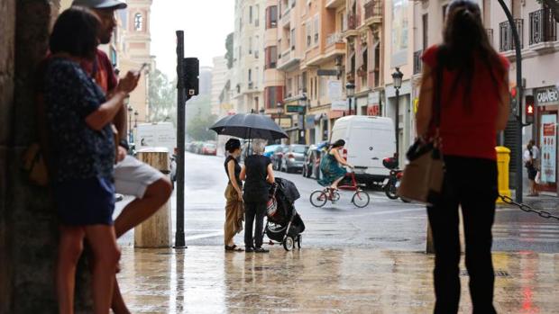 El frente que está recorriendo el país de este a oeste peninsular provocará un descenso notable en las temperaturas y fuertes oleajes en el oeste cantábrico