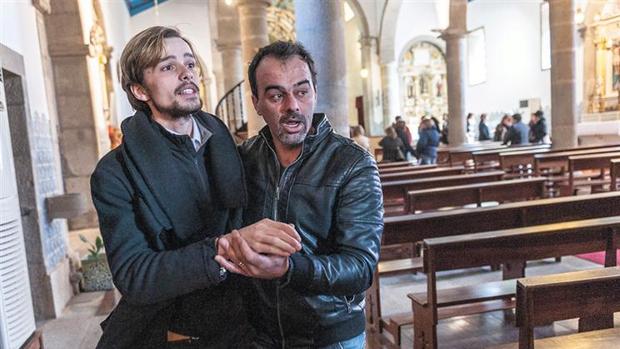 El joven maestro del Coro de Castanheira de Pera, Joao Cláudio Maria (izquierda)