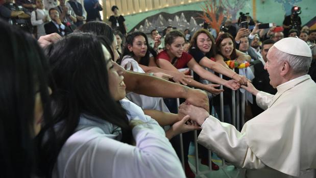 El Papa Francisco saluda a las reclusas