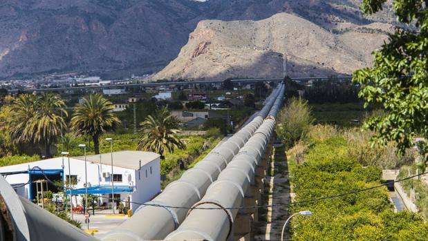 Conducciones del trasvase Tajo-Segura a su paso por la huerta de la Vega Baja cerca de Orihuela
