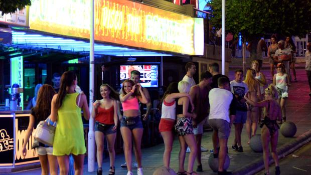 Jóvenes de fiesta por Magaluf