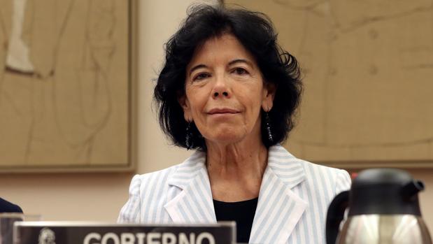 La ministra de Educación, Isabel Celaá, durante su comparecencia parlamentaria