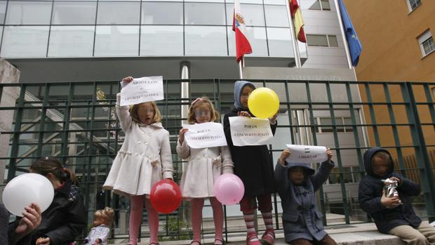 Alumnos del colegio Torrevelo (Cantabria), durante una protesta a las puertas del centro en 2009
