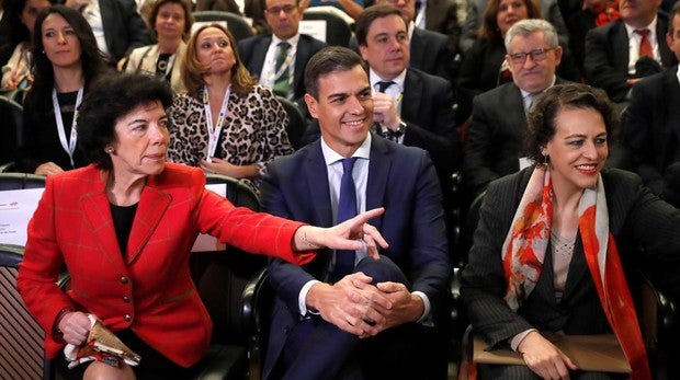 El jefe del Ejecutivo, Pedro Sánchez, junto a la ministra Educación, Isabel Celaá (i), y la de Trabajo, Magdalena Valerio (d), durante la inauguración del Encuentro Futuro+Progreso+FP, esta mañana en el museo del Prado