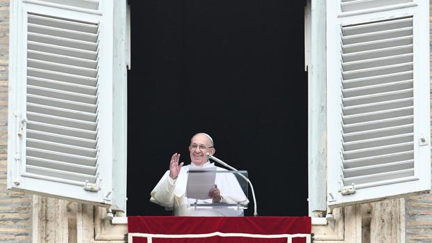 El Papa Franciso, durante el encuentro con millares de fieles para el rezo del Ángelus