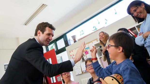 El presidente del PP, Pablo Casado, durante su visita hoy a la Fundación Gil Gayarre