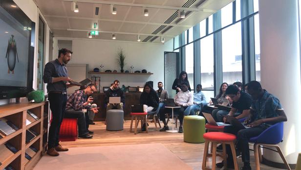 El profesor Colin Filladeau enseña nociones sobre 3D a alumnos franceses de 15 y 16 años