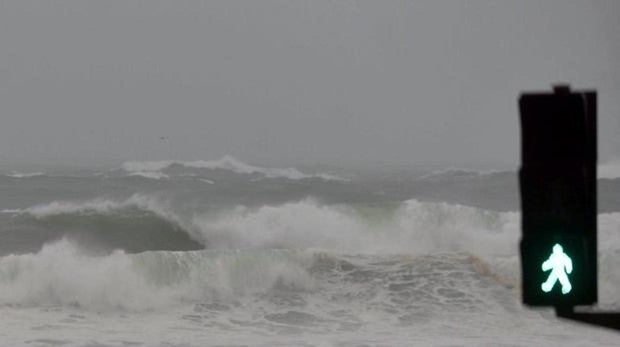 Las olas rompiendo contra la playa de Riazor